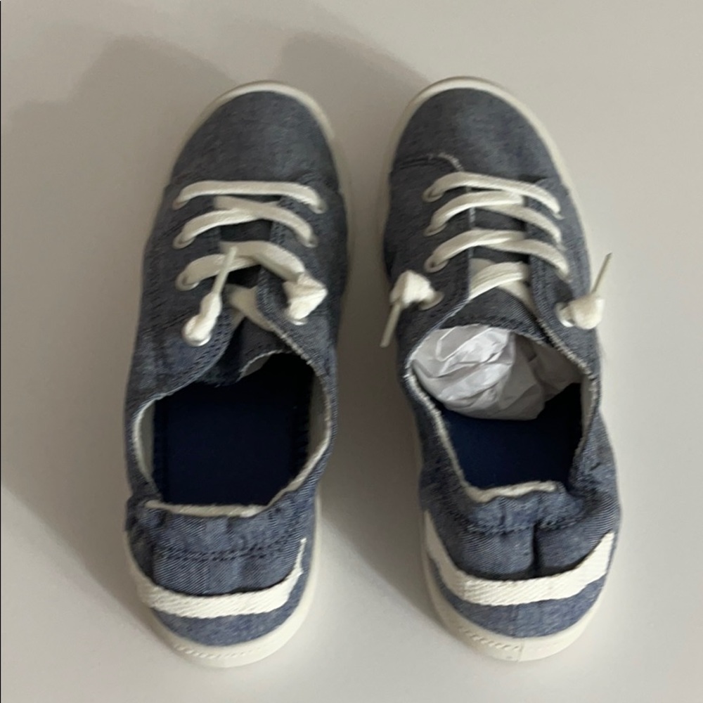 Material Girl Size 7 Denim Wash Gym Shoes - Picture 5 of 8